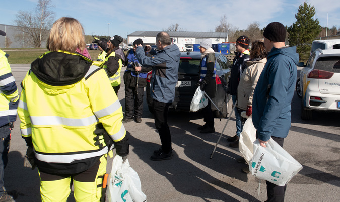 Deltagare, personal och politiker samlas för att gå ut och plocka skräp vid en av Finspångs infarter. Foto: Moa Nilsson