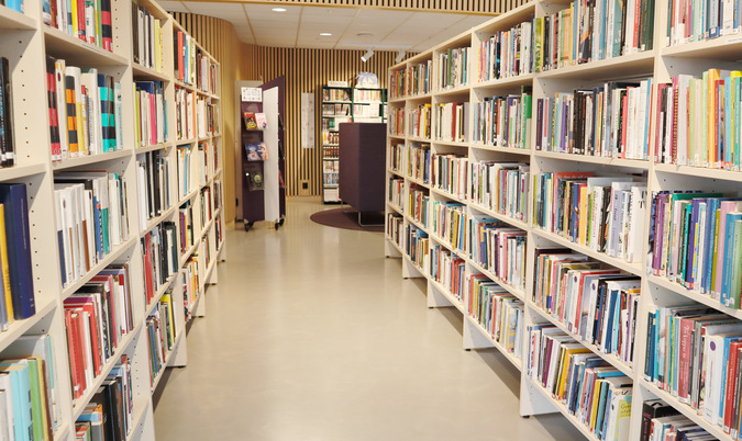På bilden syns flera sektioner bokhyllor med böcker på.