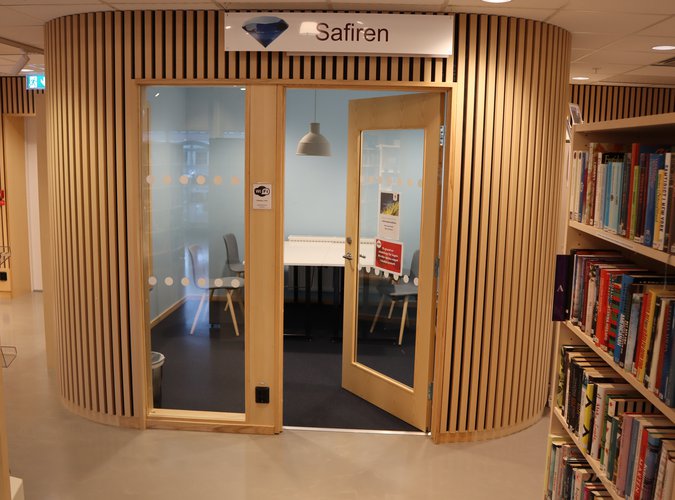 På bildens syns ett lånerum på huvudbiblioteket i Finspångs kommun. 