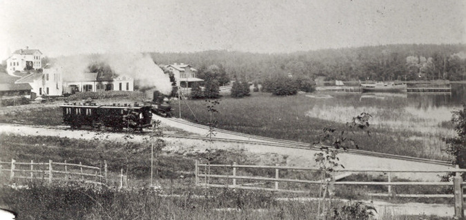 Finspångs järnvägsstation med ångbåten Glan 1880-talet.Bilden ingår i Eric Larsons fotosamling som förvaras i kommunarkivet. 