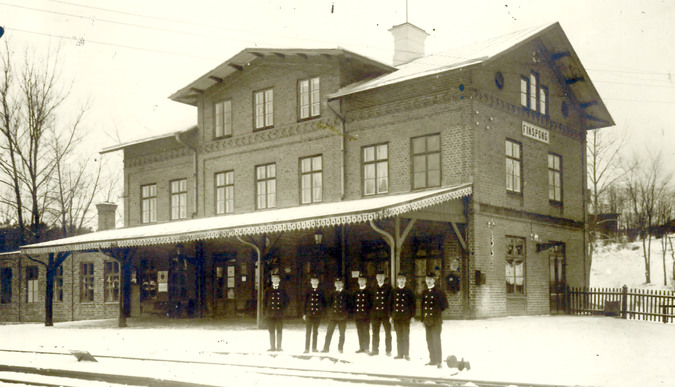 Finspångs järnvägsstation från spårsidan omkring 1910.