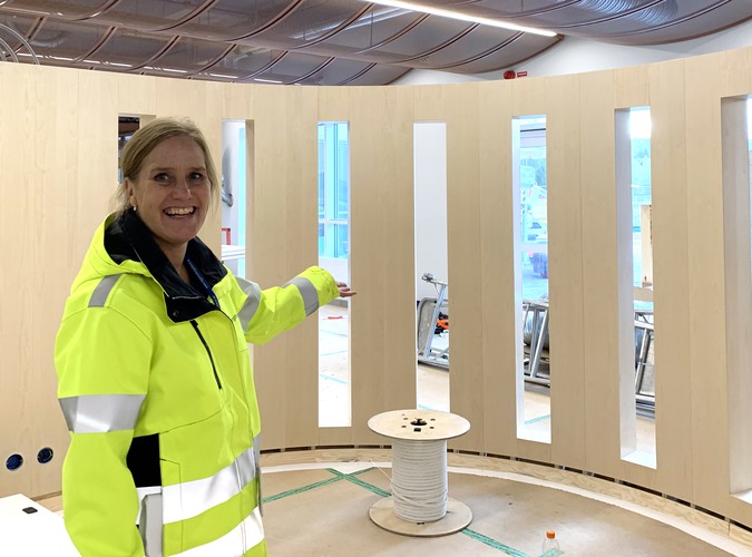 I det nya hälsotorget kommer patienter själv kunna mäta sitt blodtryck visar Liselotte Häll, projektledare bygg. Foto: Pia Jakobsson, Region Östergötland