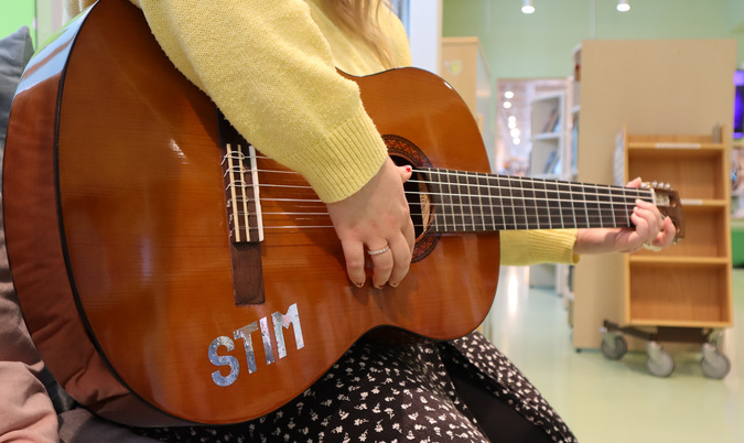 Gitarr från STIM som kan lånas på Finspångs huvudbibliotek.