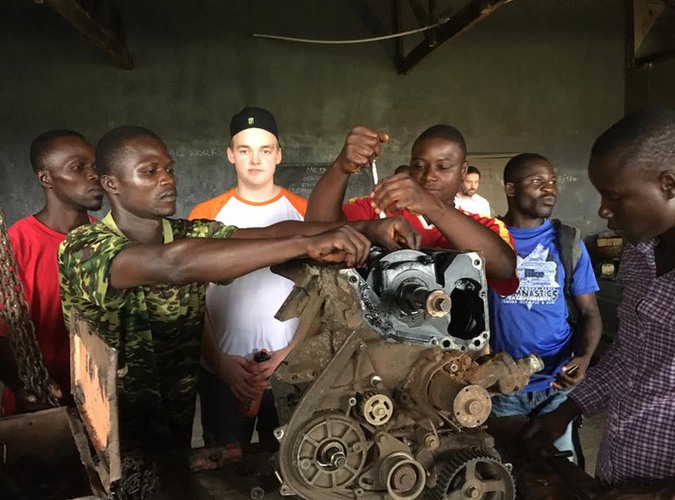 Viktor från Fordonsprogrammet på Bergska gymnasiet fick träffa ungdomar som går samma utbildning i Liberia. Här mekar dom med en motor tillsammans