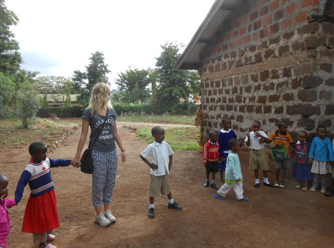 Ellinor deltar i rastaktiviteter på skolgården med barnen i Tanzania