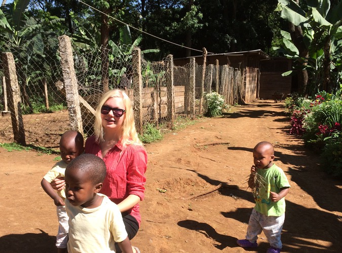 Linn spenderar tid utomhus tillsammans med barnen i Tanzania