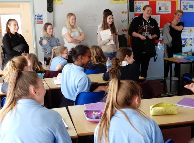 Bergska eleverna håller föredrag för de engelska eleverna i ett klassrum 
