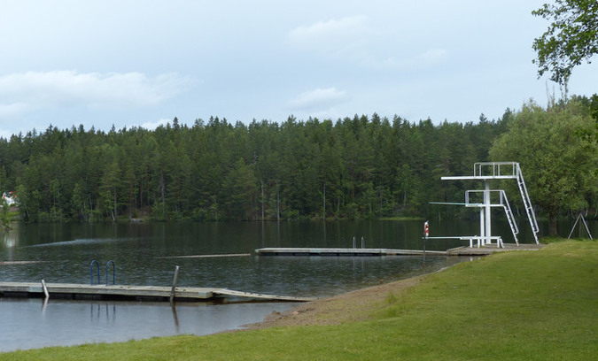 Badplatsen i Lotorp med hopptorn och bryggor.