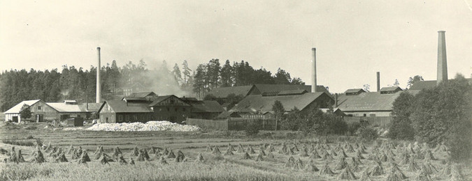Svartvitt fotografi över Lotorps bruk omkring år 1900.