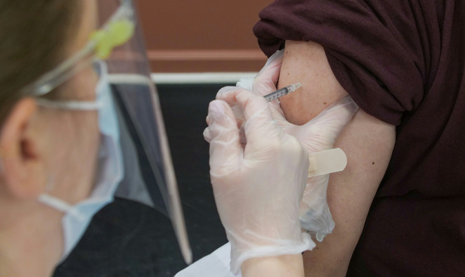 Bild till nyheten Vaccination mot covid-19 erbjuds till äldre