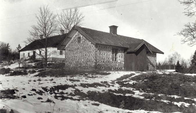 Bostäder vid Häfla bruk. Okänd fotograf och år. Originalbilden förvaras i Finspångs kommunarkiv. 