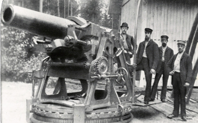 Vid Spränggropen på 1890-talet. Från vänster: Struve. Tolf, Håkansson, V. Kåberg.Bilden ingår i Eric Larsons fotosamling som förvaras i kommunarkivet.