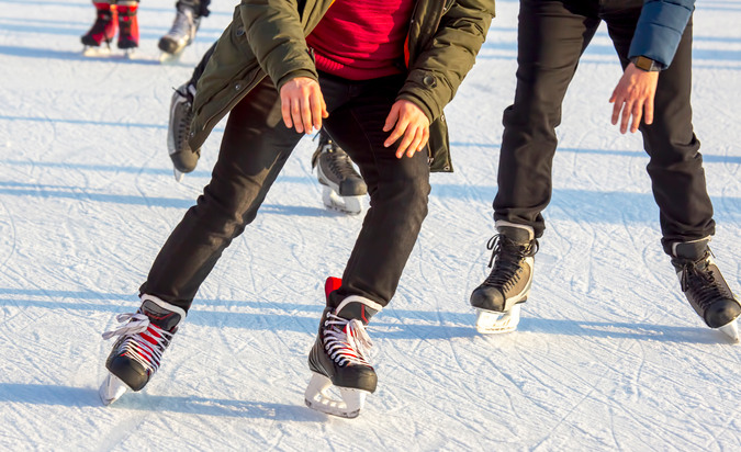 Flera personer åker skridskor. People ice skating.