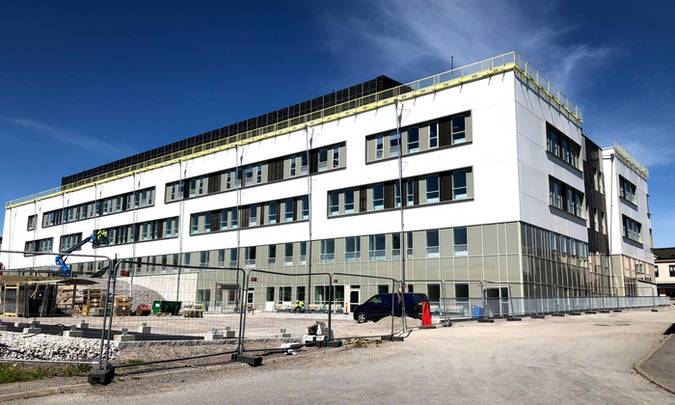 Bygget av Finspångs vårdcentrum i början av juni 2020. Exteriör baksidan.