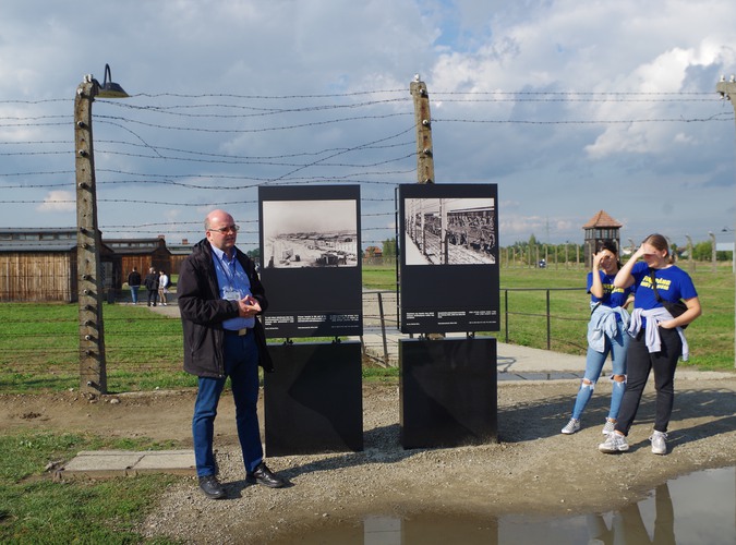 Bilden är tagen i ett koncentrationsläger i Polen där elever från Bergska får en guidad tur.