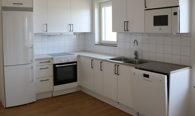 Kök inne i lägenhet på Skogsbrantsvägens LSS-boende 2023.