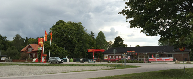 Hus och bensinmack i Igelfors.