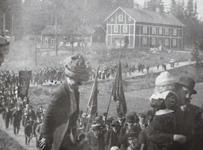 Första gången då första majdemonstrationen gick till Folkets Park 1912. Bilden ingår i Eric Larsons fotosamling som förvaras i kommunarkivet.