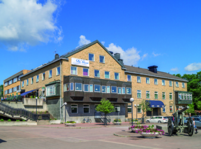 Behovet av ett tidsenligt hotell i den expanderande köpingen växte under 40-talet. Finspångs Hotell AB bildades med industrierna, kommunen, Köpmannaföreningen och Ö-Sara som intressenter. Hotell De Geer vid Bergslagstorget i centrala Finspång blev färdigt hösten 1952.Hotellet är i 2½ plan och byggt i vinkel med suterräng i sten. Det gula fasadteglet bryts av med detaljer i koppar, såsom burspråk. Genom en stor tillbyggnad 1974 tillkom ytterligare 40 rum jämte moderna, välutrustade konferenslokaler. Restaurangköket och matsalarna har moderniserats under 1986. Burspråket mot torget är eninbyggd balkong.
