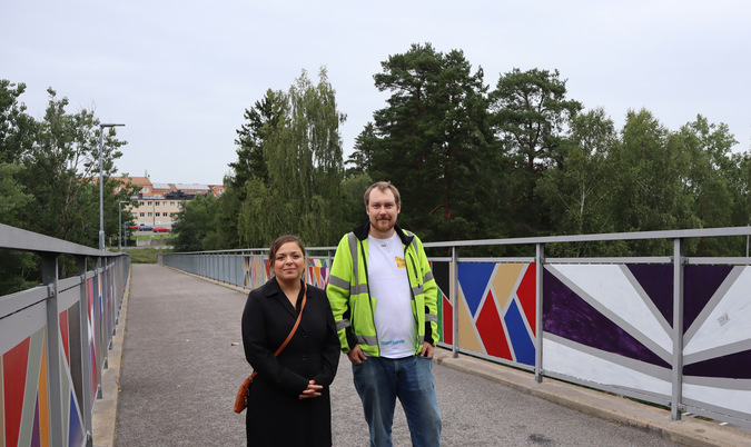 Medarbetare från Arbetsmarknadsenheten vid den nymålade Nyhemsbron.