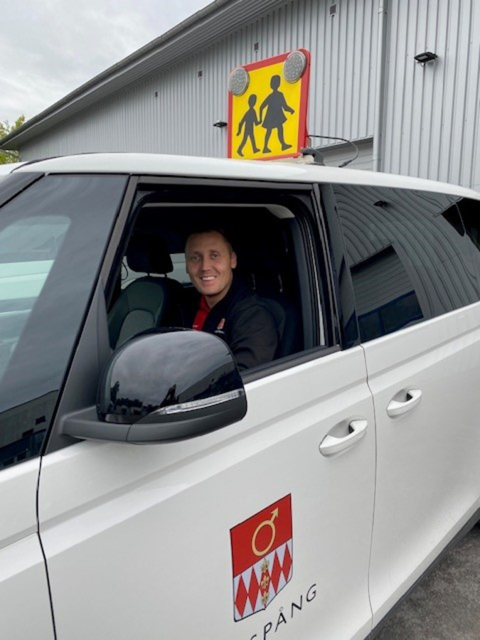 Chauffören Anders Engberg i transportenhetens nya elbilstaxi
