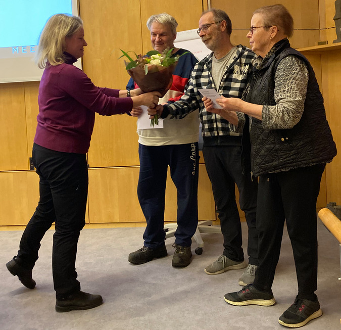 2022 års demokratistipendium delades ut till Rejmyre byaråd. Foto: Evelina Lindberg