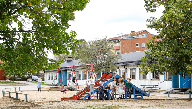 Barn leker i gungor utanför Svälthagsskolan.