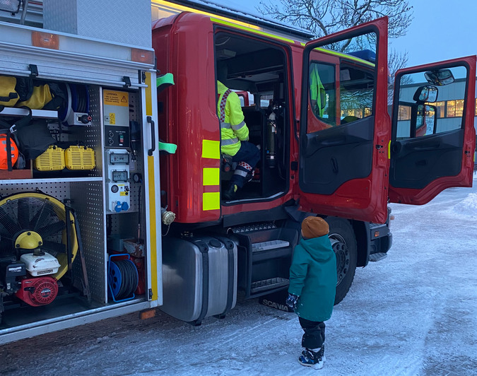 Räddningstjänstens brandbil på besök under invigningen 8 december.