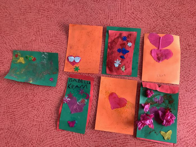 Alla hjärtans dag kort som barnen på Skogsgläntans förskola gjort till de boende på Hällestadgården.