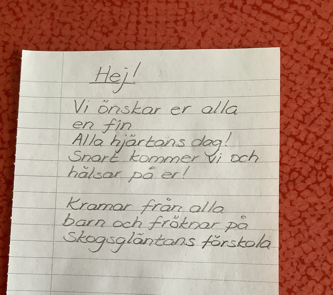 Brev som medarbetare och barnen på Skogsgläntans förskola skickade till de boende på Hällestadgården på alla hjärtans dag.